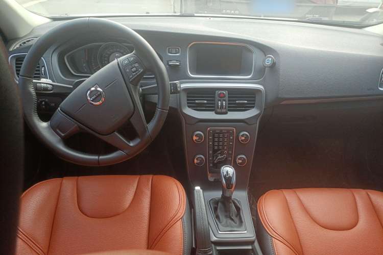 Used Volvo V40 2017 T3 Smart Edition Center Console