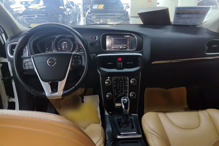 Used Volvo V40 2017 T3 Zhiyi Edition Center Console