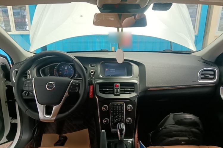 Used Volvo V40 2017 T3 Zhiyi Edition Center Console