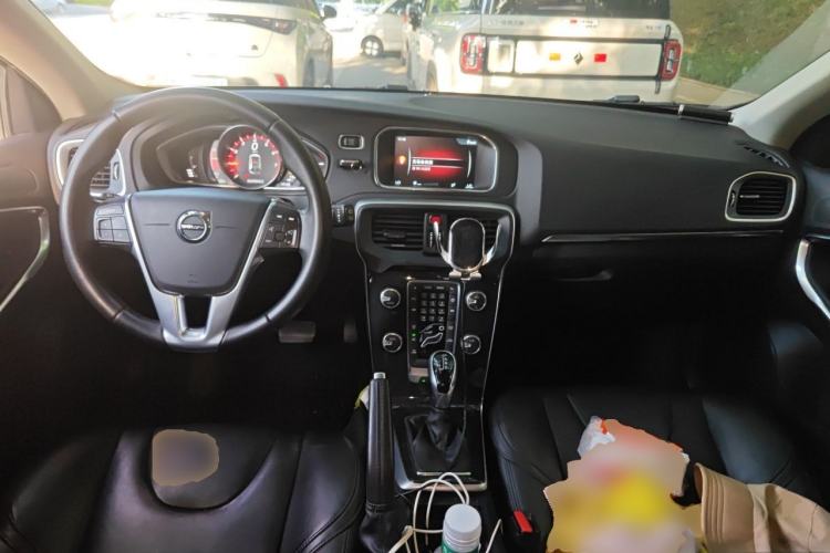 Used Volvo V40 2017 T3 Zhiyi Edition Center Console
