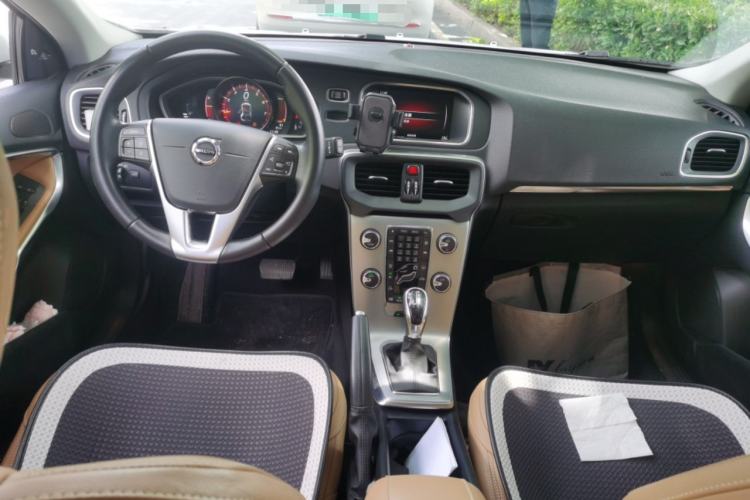 Used Volvo V40 2017 T4 Smart Luxury Edition Center Console