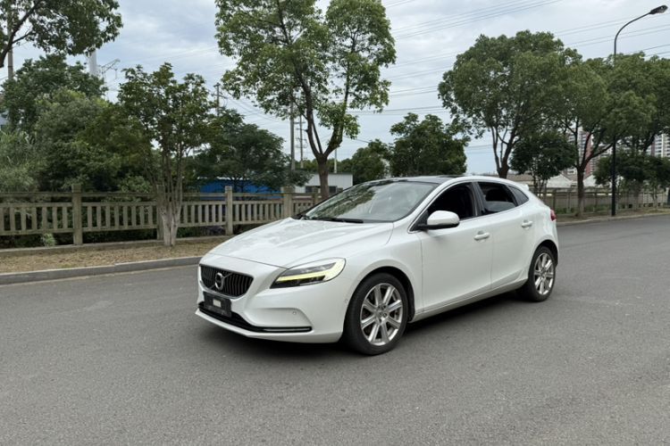 Ojetý Volvo V40 2017 T3 Zhiya Edition Guazi used car, China used car export, Used car for sale, Used cars, Cheapest cars for sale