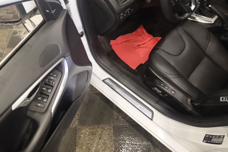 Used Volvo V40 2017 T4 Smart Luxury Edition Driver Seat