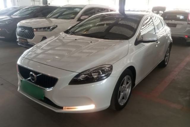 Used Volvo V40 2017 T3 Smart Edition