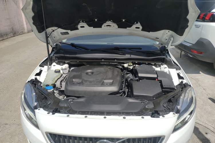 Used Volvo V40 2017 T3 Zhiyi Edition Engine Bay