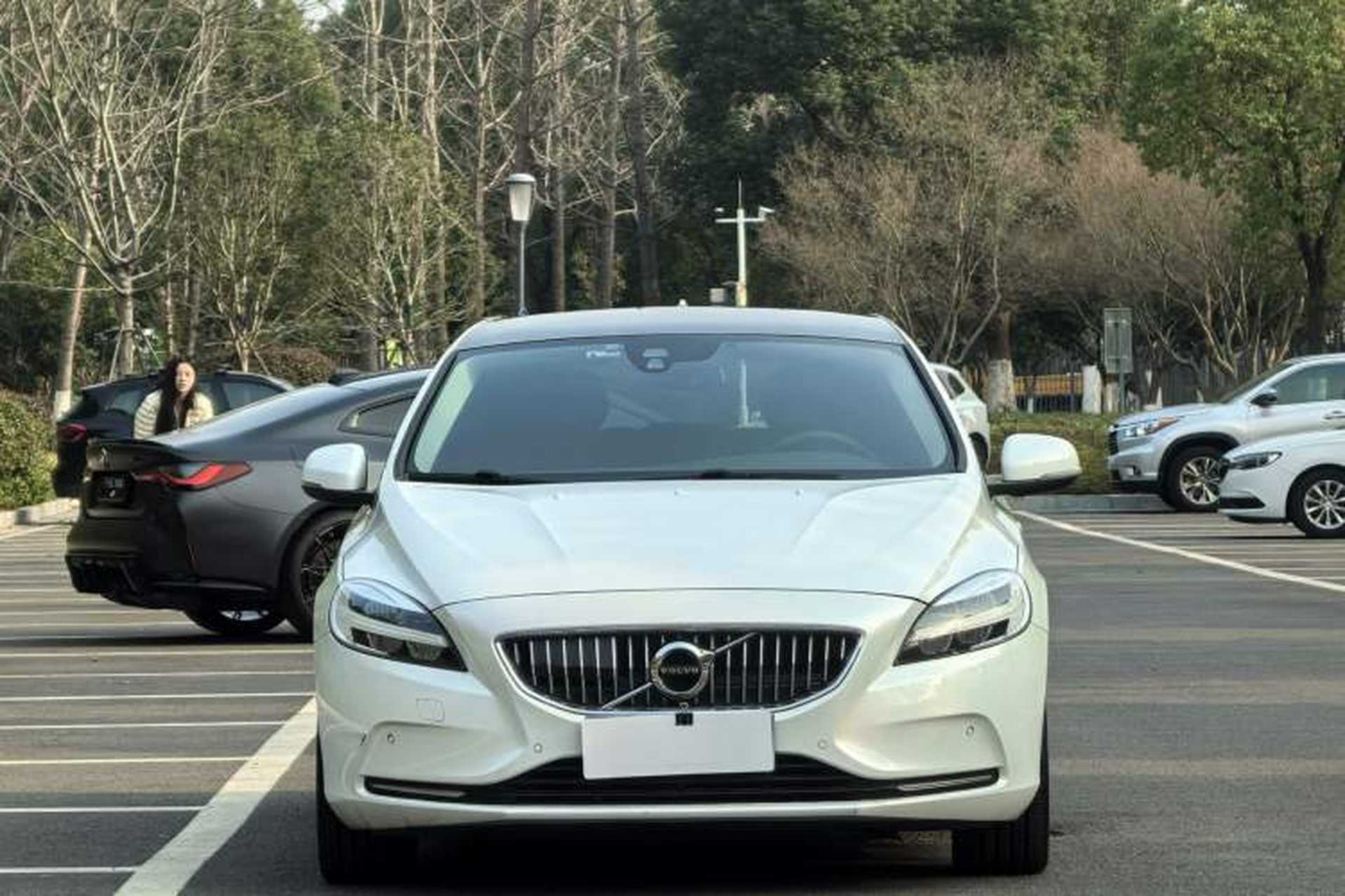 Used Volvo V40 2017 T4 Smart Luxury Edition Exterior 1