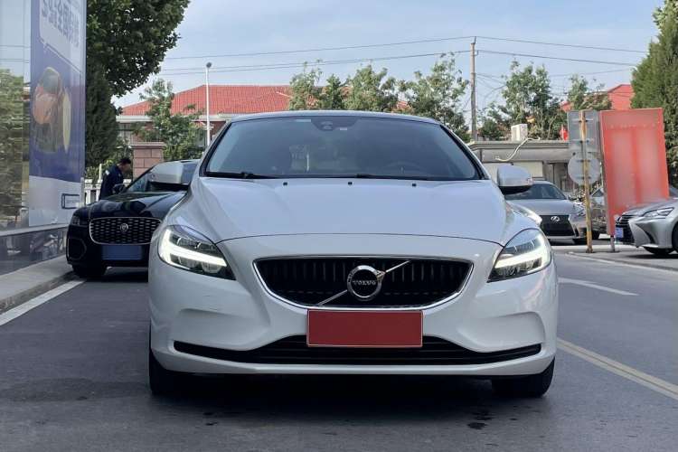 Used Volvo V40 2017 T3 Smart Edition Exterior 1