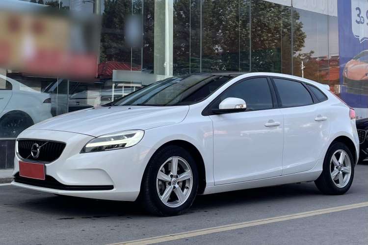 Used Volvo V40 2017 T3 Smart Edition Exterior 2