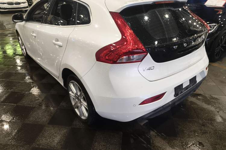 Used Volvo V40 2017 T4 Smart Luxury Edition Exterior 2