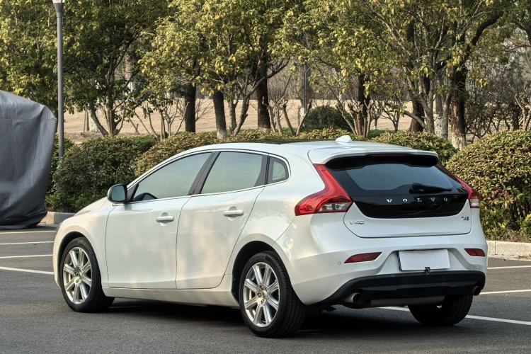 Used Volvo V40 2017 T4 Smart Luxury Edition Exterior 3