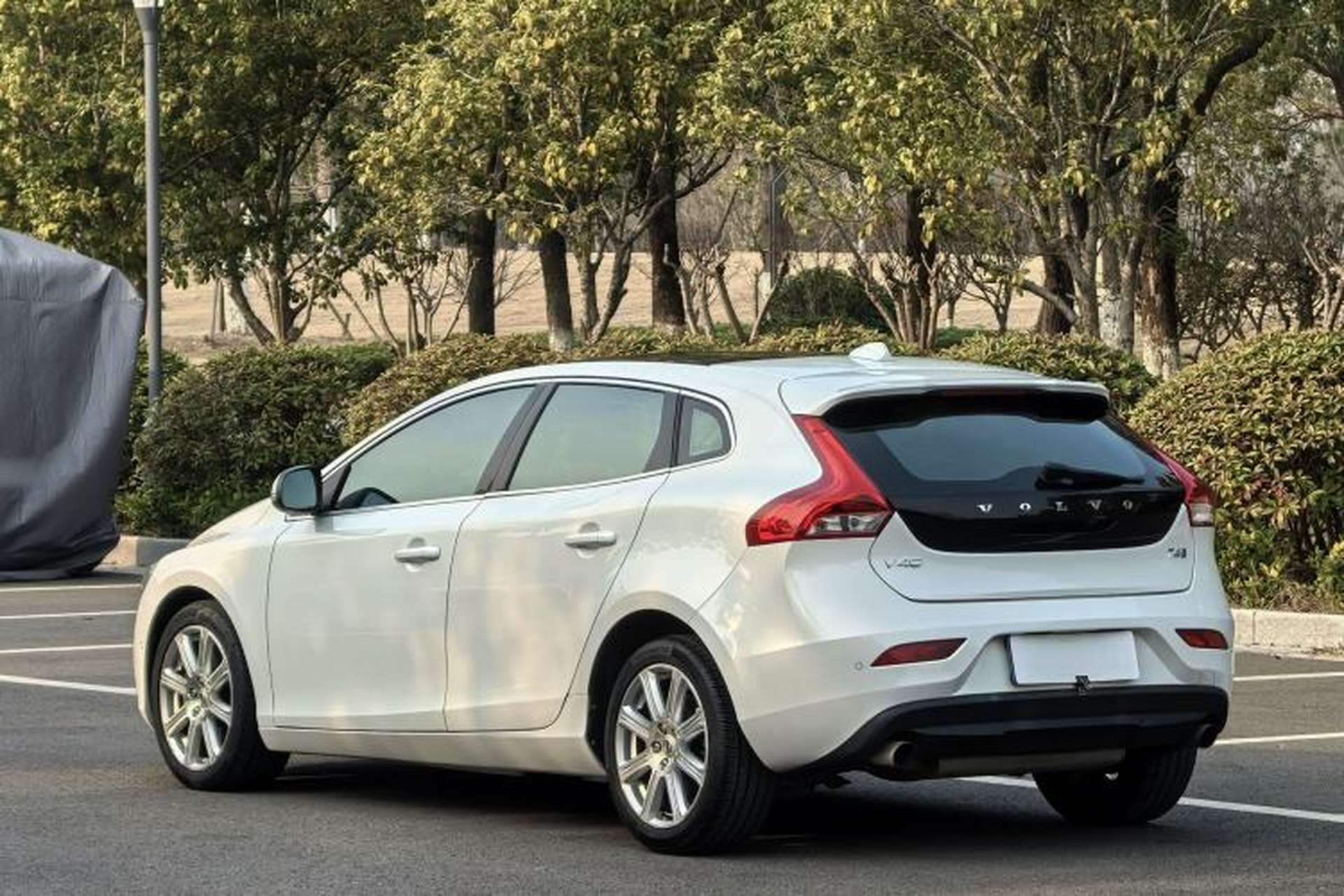 Used Volvo V40 2017 T4 Smart Luxury Edition Exterior 3