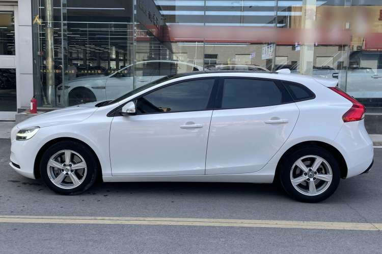 Used Volvo V40 2017 T3 Smart Edition Exterior 3