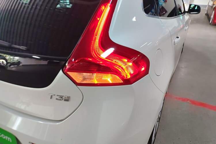 Used Volvo V40 2017 T3 Zhiya Edition Exterior 3