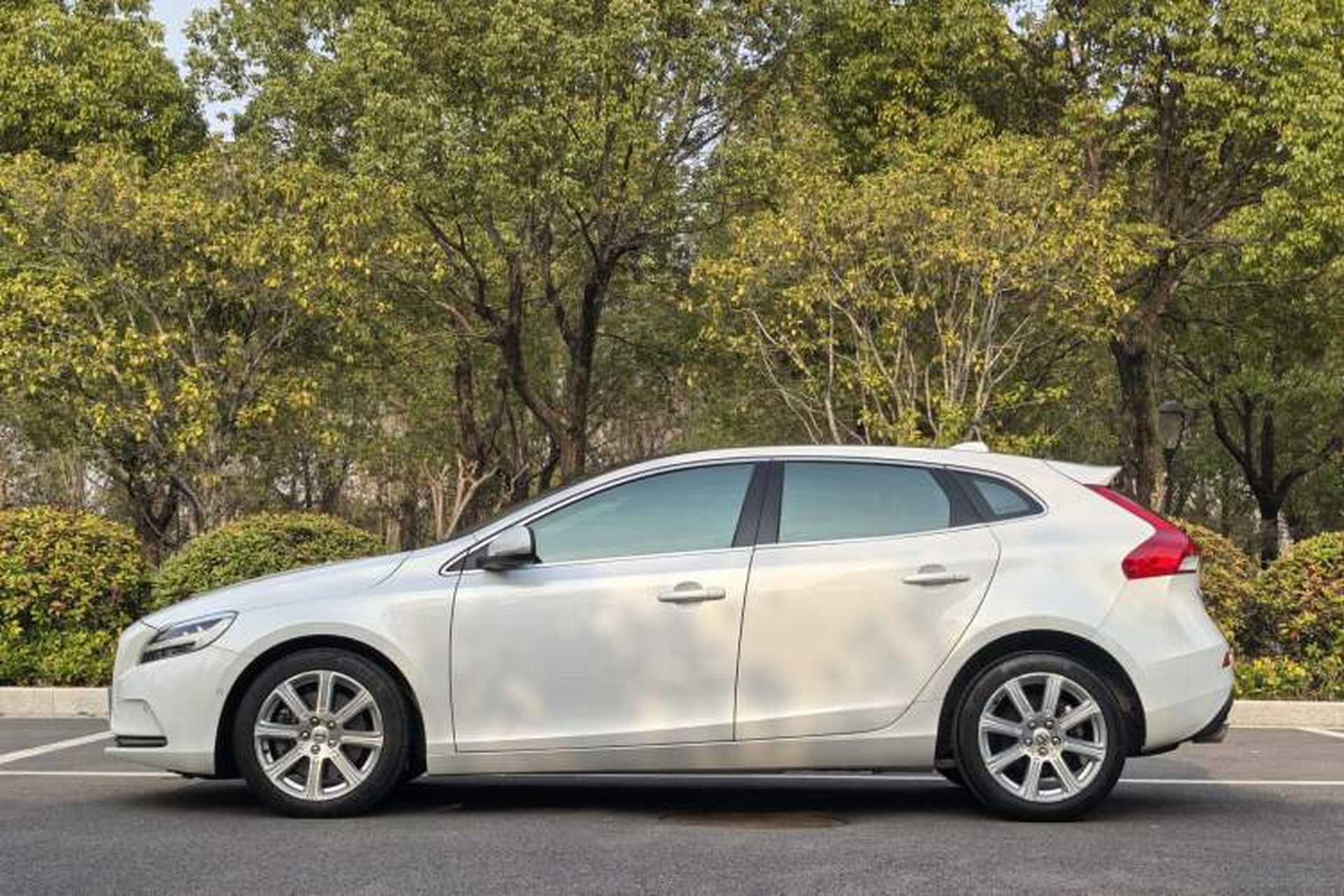 Used Volvo V40 2017 T4 Smart Luxury Edition Exterior 4