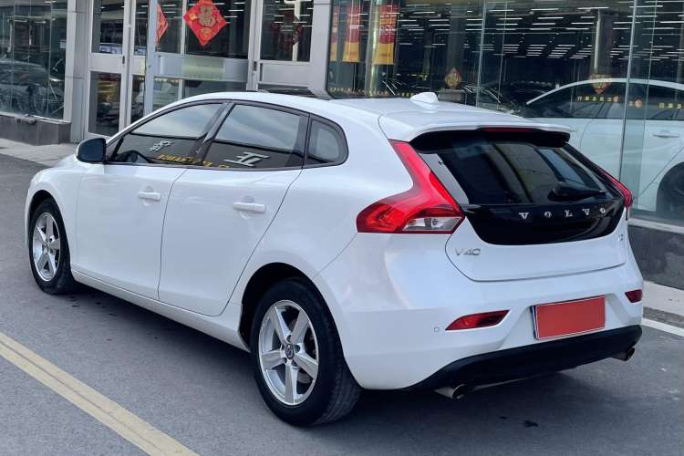 Used Volvo V40 2017 T3 Smart Edition Exterior 4