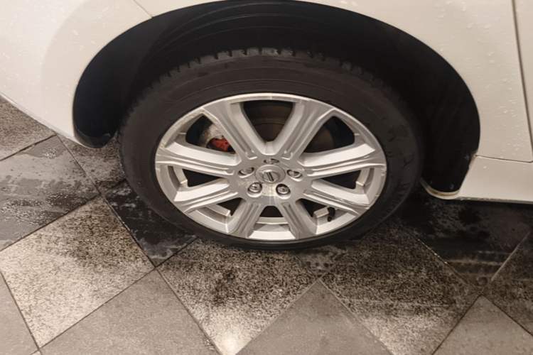 Used Volvo V40 2017 T4 Smart Luxury Edition Exterior 5