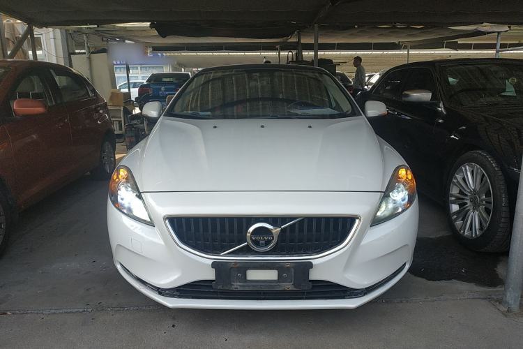 Used Volvo V40 2017 T3 Smart Edition Front