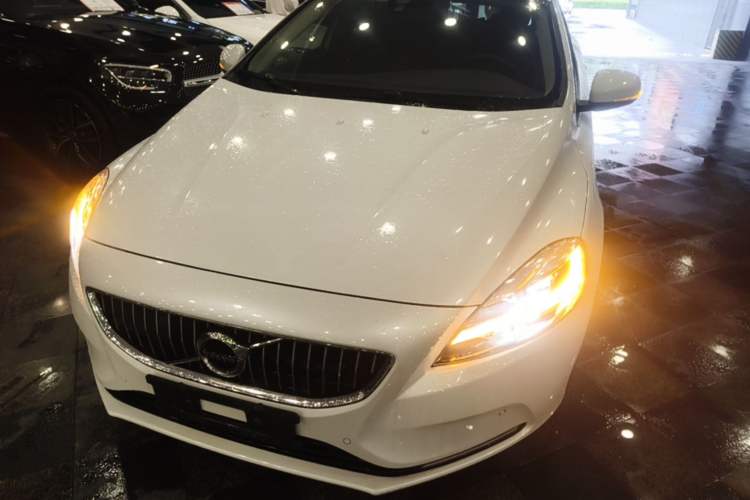 Used Volvo V40 2017 T4 Smart Luxury Edition Front
