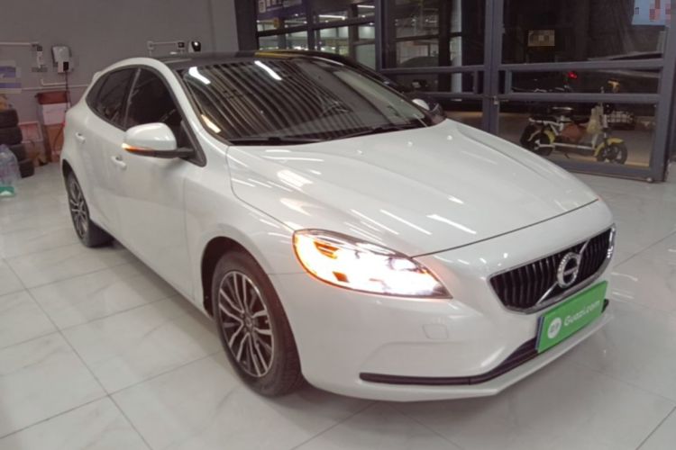 Used Volvo V40 2017 T3 Zhiyi Edition Front Right 45 Deg
