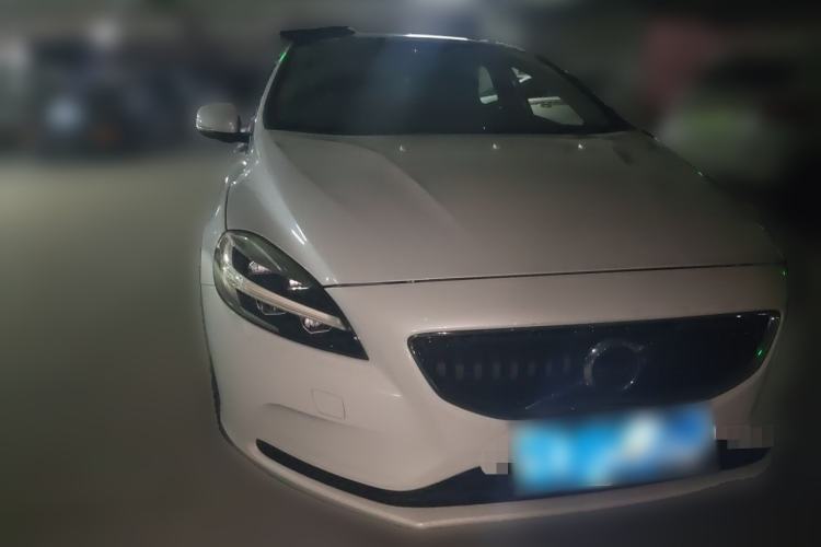 Used Volvo V40 2017 T3 Zhiyi Edition Front Right 45 Deg
