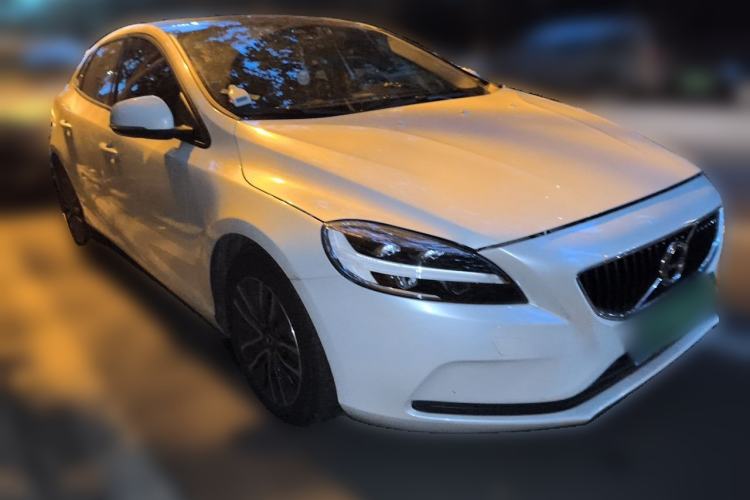 Used Volvo V40 2017 T3 Zhiyi Edition Front Right 45 Deg