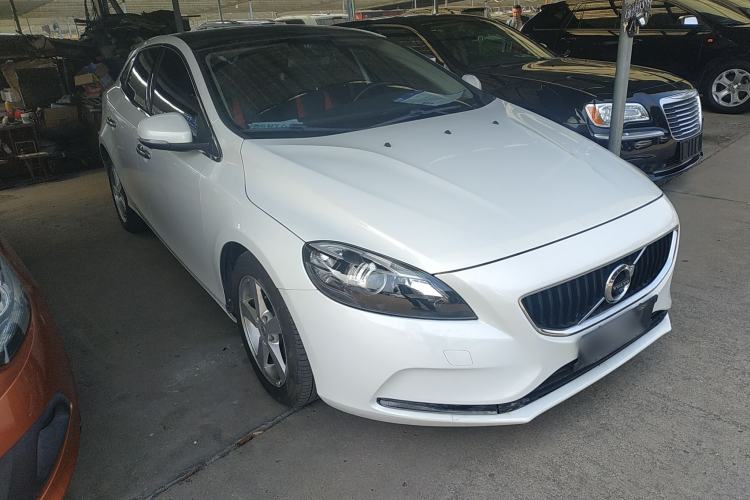 Used Volvo V40 2017 T3 Smart Edition Front Right 45 Deg