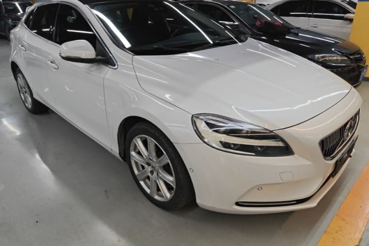 Used Volvo V40 2017 T3 Zhiya Edition Front Right 45 Deg