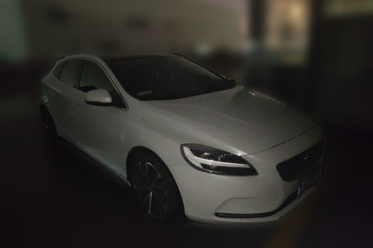 Used Volvo V40 2017 T3 Zhiya Edition Front Right 45 Deg