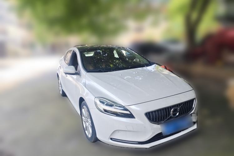 Used Volvo V40 2017 T3 Zhiya Edition Front Right 45 Deg