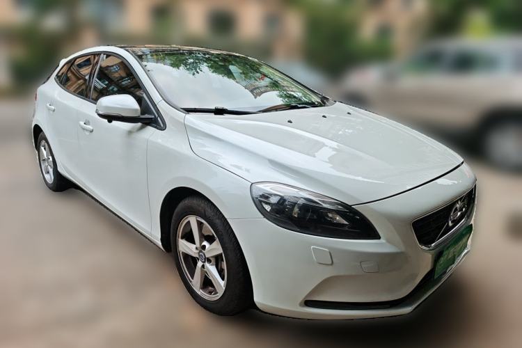 Used Volvo V40 2017 T3 Smart Edition Front Right 45 Deg