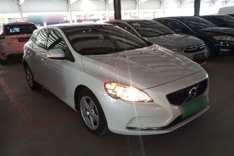 Used Volvo V40 2017 T3 Smart Edition Front Right 45 Deg