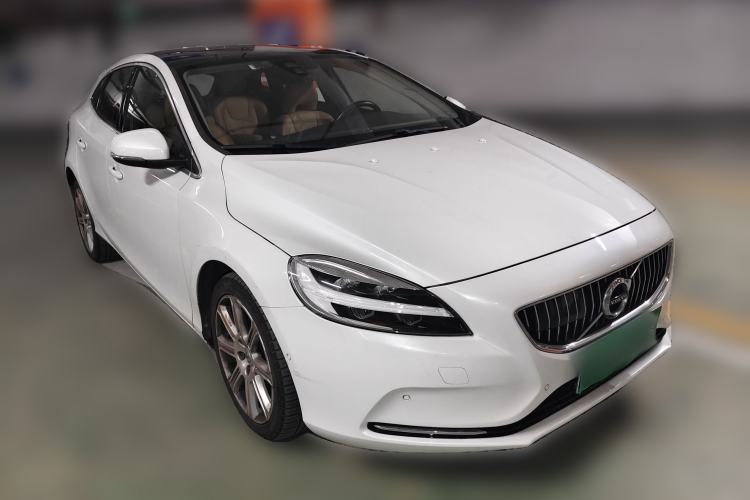 Used Volvo V40 2017 T3 Zhiya Edition Front Right 45 Deg