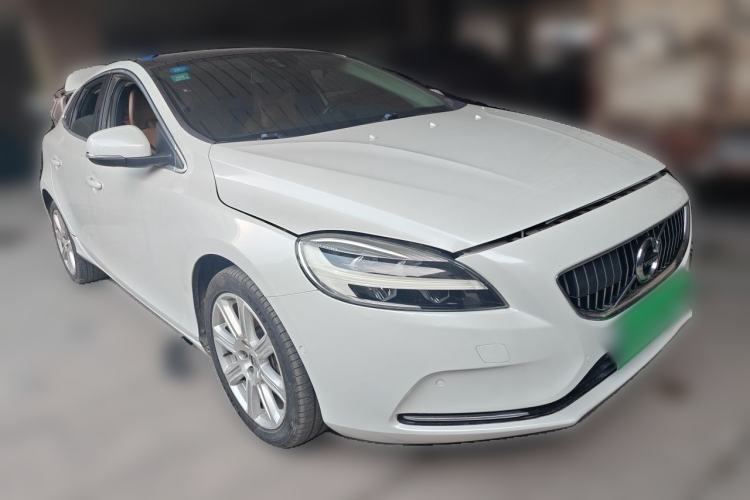 Used Volvo V40 2017 T3 Zhiya Edition Front Right 45 Deg