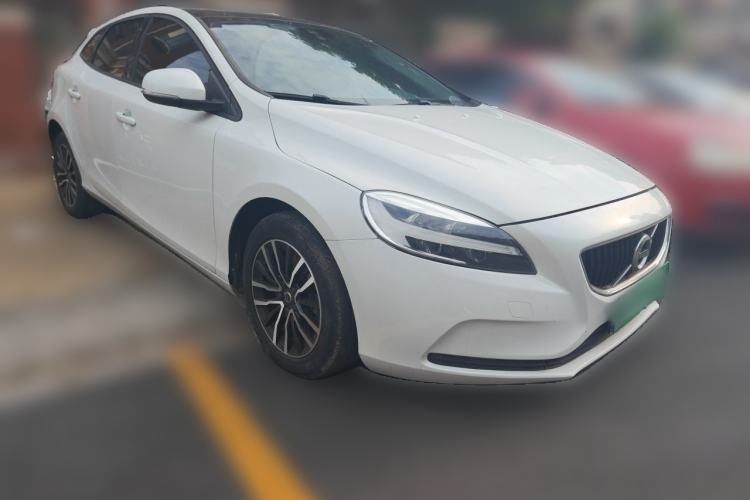 Used Volvo V40 2017 T3 Zhiyi Edition Front Right 45 Deg