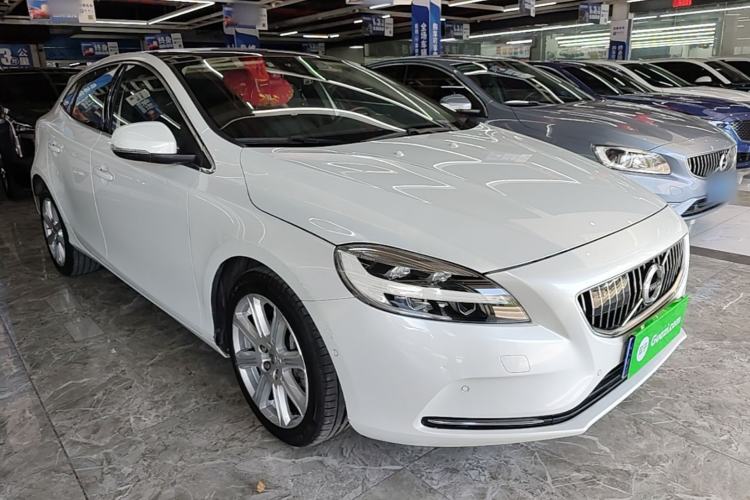 Used Volvo V40 2017 T3 Zhiya Edition Front Right 45 Deg