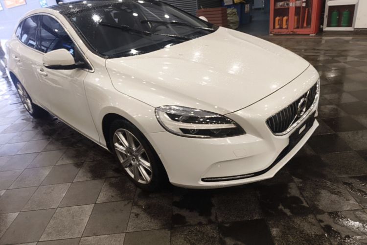 Used Volvo V40 2017 T4 Smart Luxury Edition Front Right 45 Deg