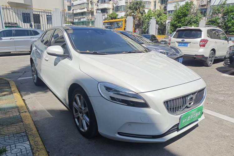 Used Volvo V40 2017 T3 Zhiya Edition Front Right 45 Deg