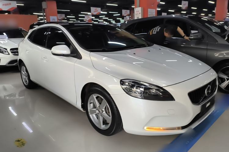 Used Volvo V40 2017 T3 Zhiyi Edition Front Right 45 Deg
