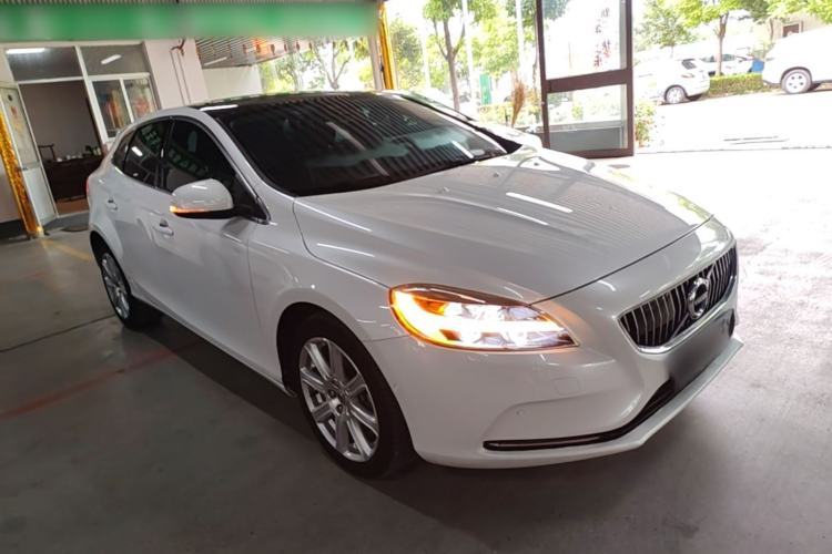 Used Volvo V40 2017 T3 Zhiya Edition Front Right 45 Deg