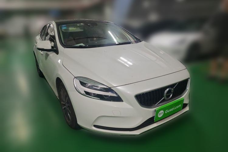 Used Volvo V40 2017 T3 Smart Edition Front Right 45 Deg