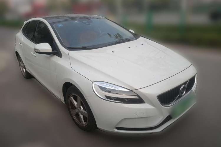 Used Volvo V40 2017 T3 Smart Edition Front Right 45 Deg