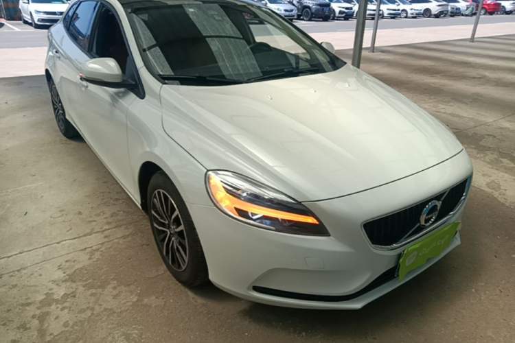 Used Volvo V40 2017 T3 Zhiyi Edition Front Right 45 Deg