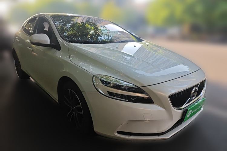 Used Volvo V40 2017 T3 Zhiyi Edition Front Right 45 Deg