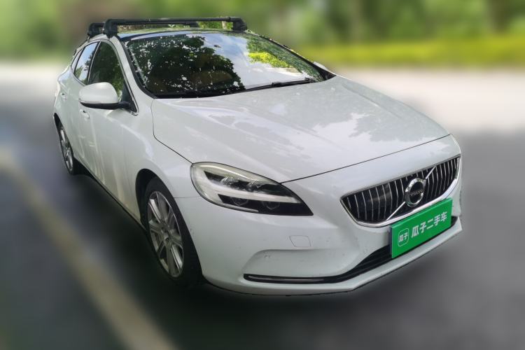 Used Volvo V40 2017 T4 Smart Luxury Edition Front Right 45 Deg