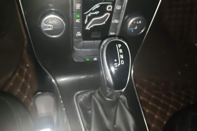 Used Volvo V40 2017 T3 Zhiyi Edition Gear Lever