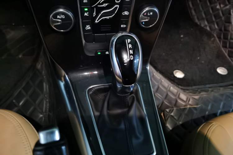 Used Volvo V40 2017 T3 Zhiyi Edition Gear Lever