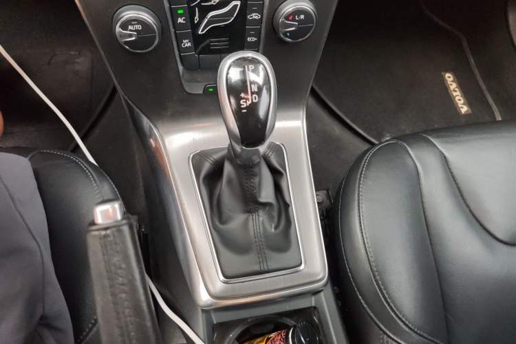 Used Volvo V40 2017 T3 Smart Edition Gear Lever