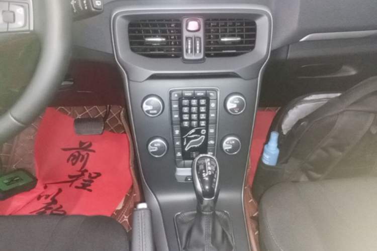 Used Volvo V40 2017 T3 Smart Edition Gear Lever