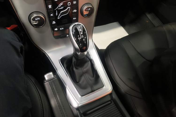 Used Volvo V40 2017 T4 Smart Luxury Edition Gear Lever