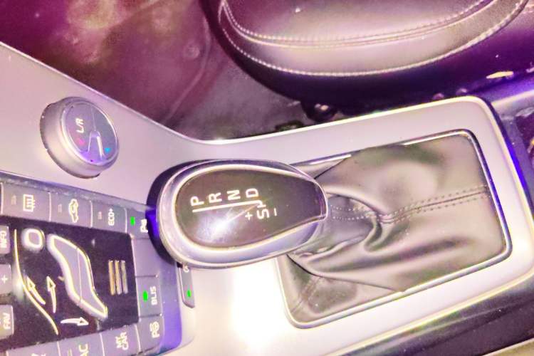 Used Volvo V40 2017 T3 Zhiyi Edition Gear Lever